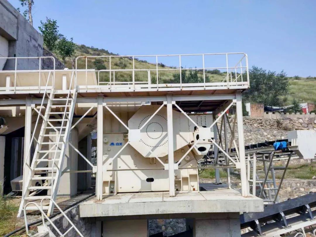 How does a jaw crusher work