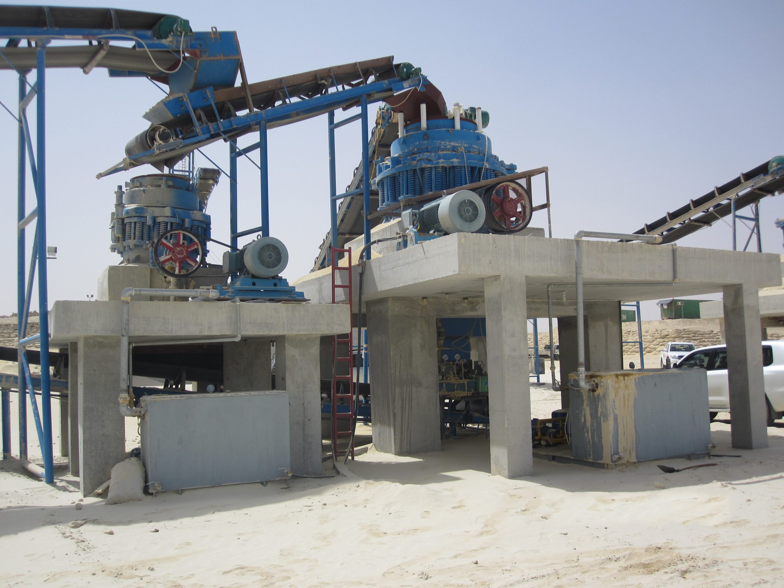 What are the considerations for selecting a cement plant crusher?